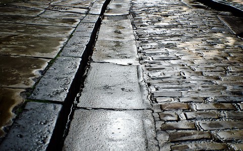 Una antica strada di pietra 